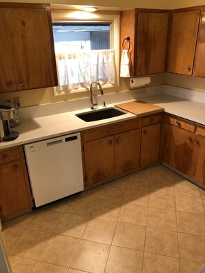 Fridge, microwave, oven, stovetop - 1133 The 3 Oaks 30 night fully furnished stay at a great price. Full Amenities! (Salem)