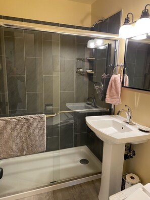 Bañera con ducha, secador de pelo, toallas, jabón