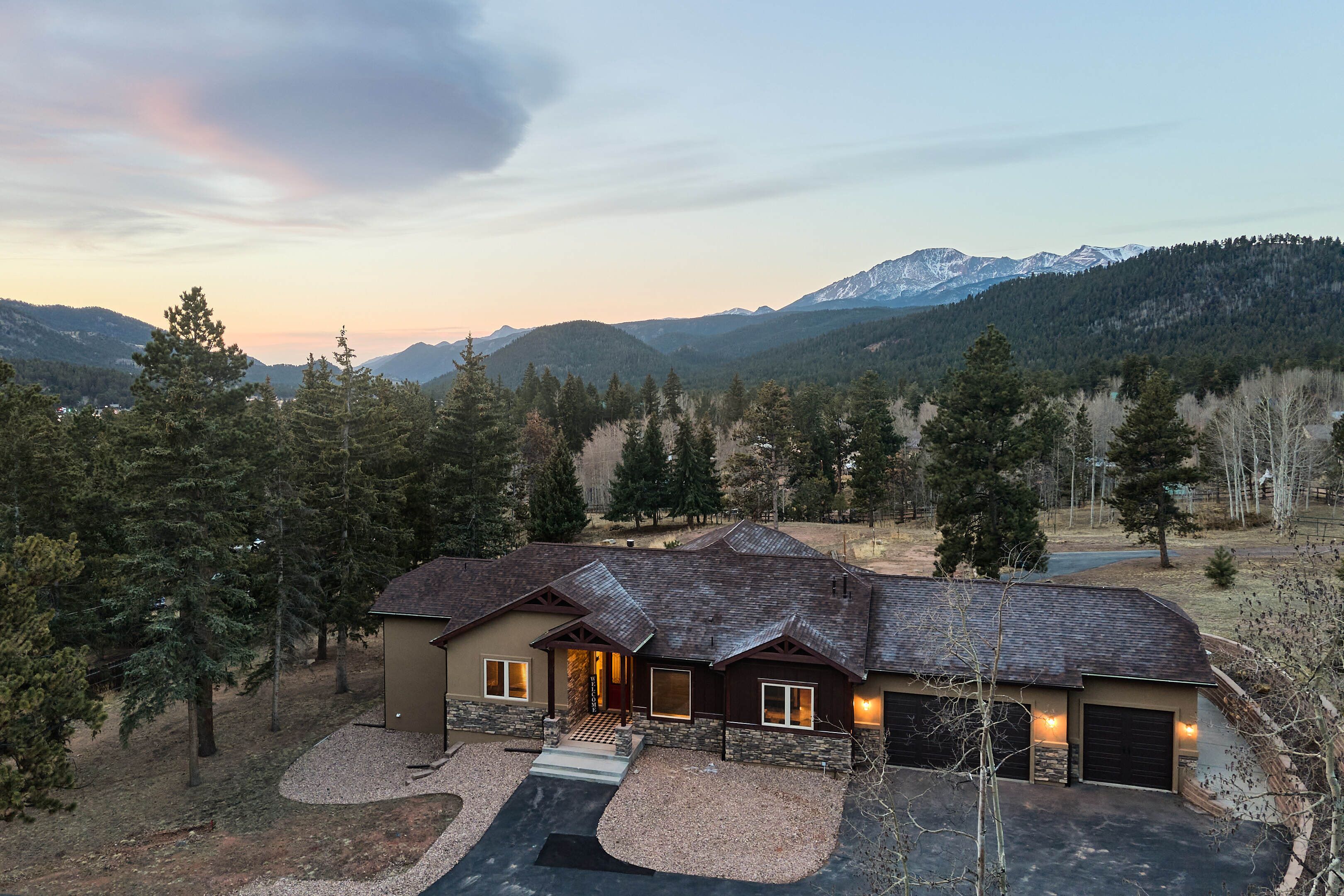 🏔 Hot Tub & Views of Pikes Peak - Summit Lodge