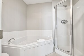 Combined shower/bathtub, jetted bath, towels - Beachfront 2BR +Bonus Room @ Lighthouse • Sleeps 8 • Pools & Walk to The Hangout (Gulf Shores)