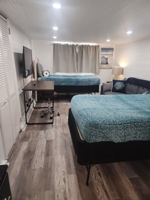 3 bedrooms, desk, free WiFi, bed sheets - Pet Friendly Cottage! One short block to beach! Walk to shops and dining! (St. Simons Island)