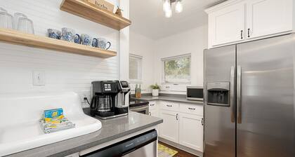 Pet Friendly Cottage! One short block to beach! Walk to shops and dining!