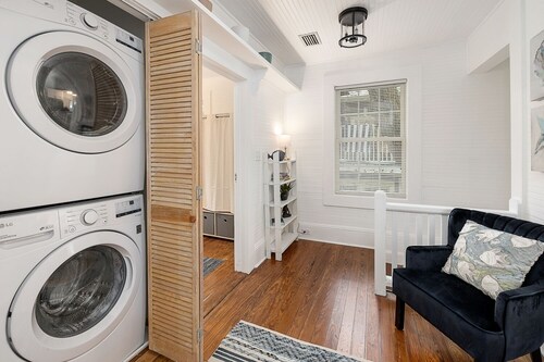 Pet Friendly Cottage! One short block to beach! Walk to shops and dining!