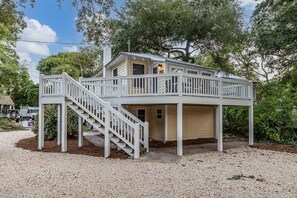 Exterior - Pet Friendly Cottage! One short block to beach! Walk to shops and dining! (St. Simons Island)