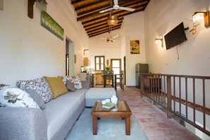 Smart TV - Lovely Two Bedroom Apartment near Unawatuna beach. (Unawatuna)