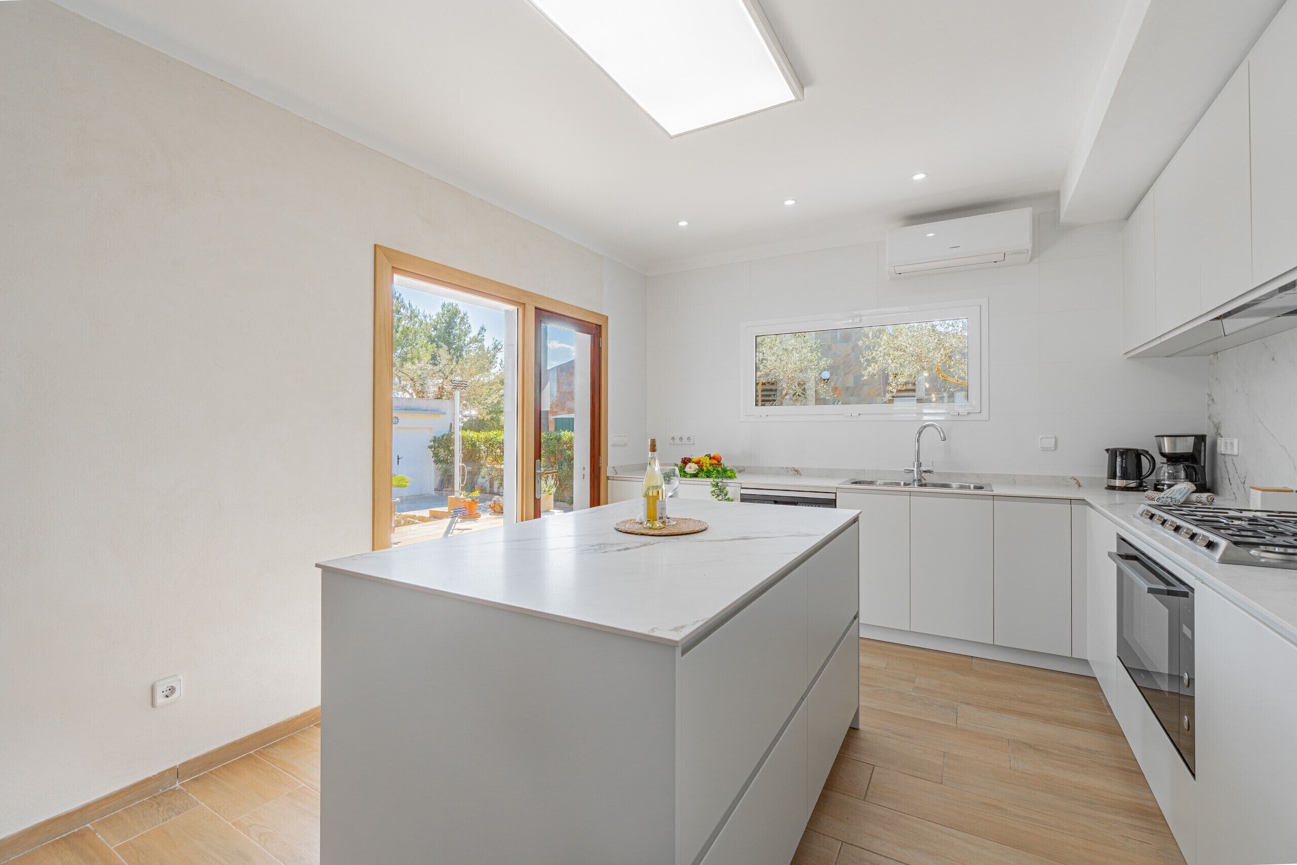 Køleskab, mikrobølgeovn, ovn, kogeplade