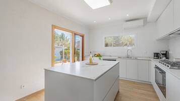 Køleskab, mikrobølgeovn, ovn, kogeplade