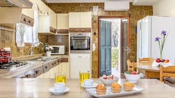 Een koelkast, een microgolfoven, een oven, een kookplaat