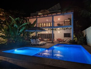 Utomhuspool och uppvärmd pool