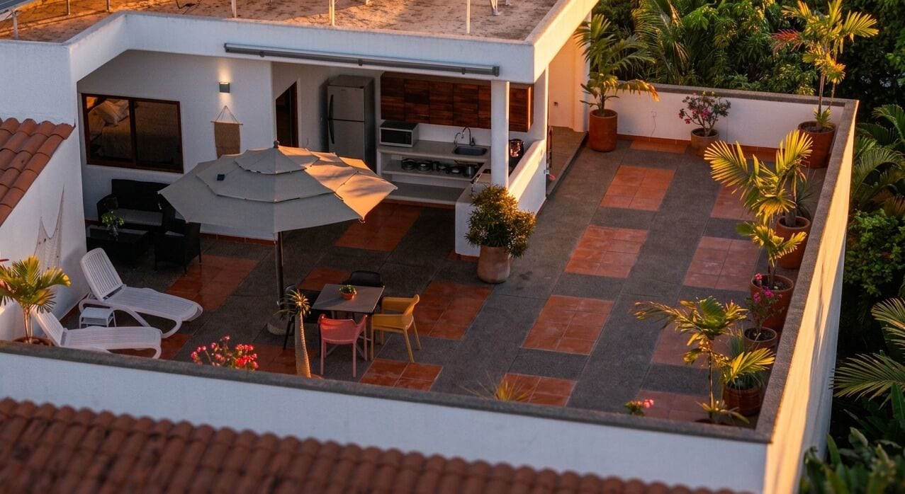 Ein modernes Haus mit Terrasse, Sitzgelegenheiten im Freien und Küchenbereich.