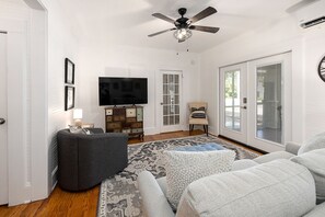 Smart TV, books - Beach Cottage-Screened Porch! One short block to beach! Walk to Pier Village! (St. Simons Island)