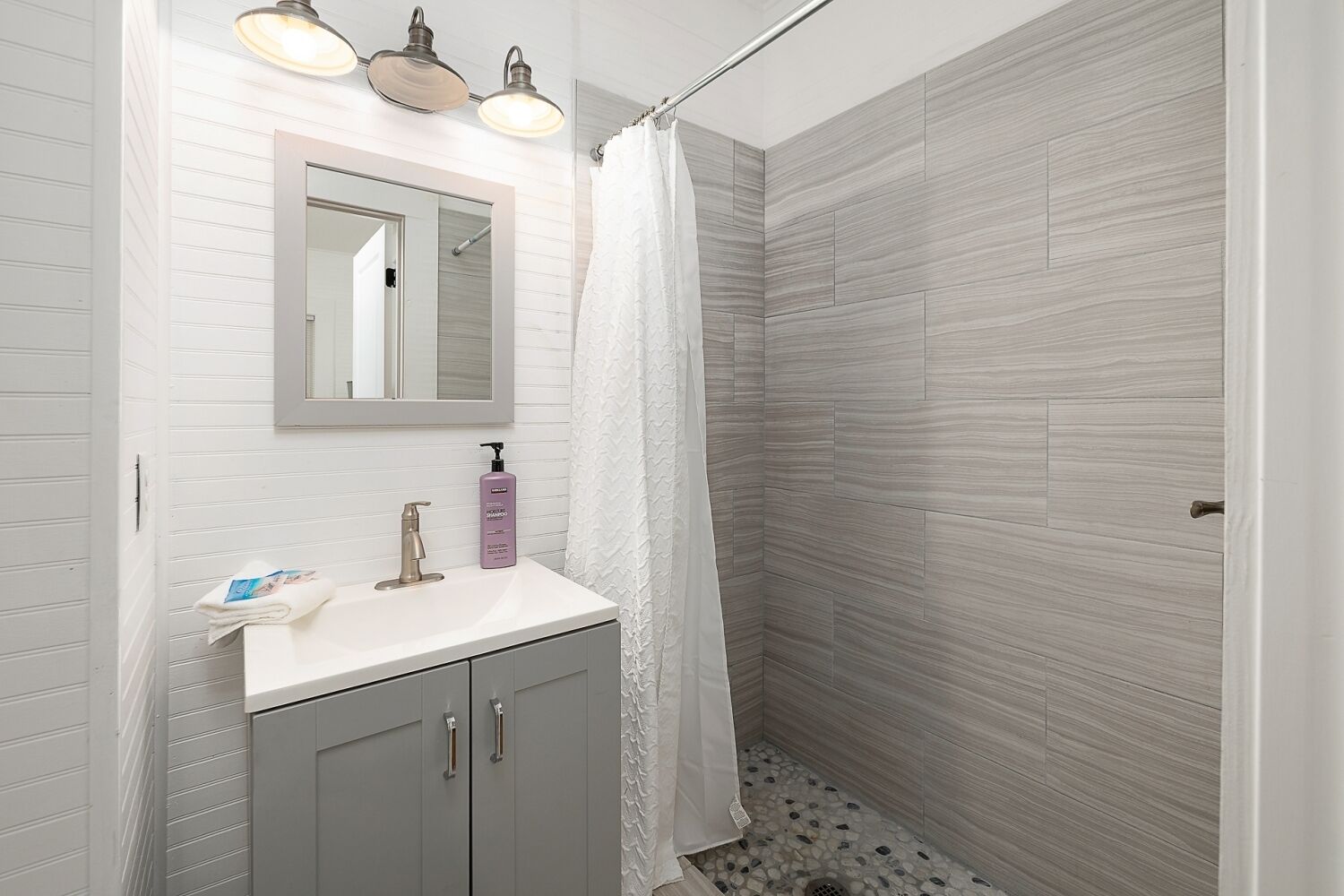 Douche, sèche-cheveux, serviettes fournies, savon