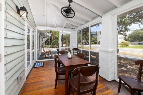 Beach Cottage-Screened Porch! One short block to beach! Walk to Pier Village!