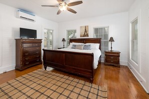 2 bedrooms, desk, free WiFi, bed sheets - Beach Cottage-Screened Porch! One short block to beach! Walk to Pier Village! (St. Simons Island)