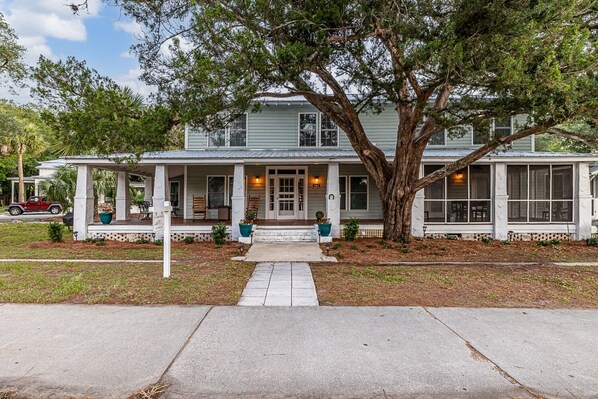 Exterior - Beach Cottage with 2 king beds! One short block to beach-Walk to Pier Village! (St. Simons Island)