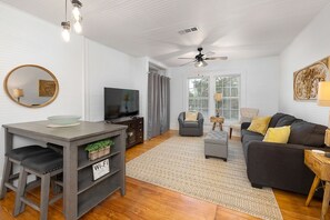 Smart TV, books - Beach Cottage with 2 king beds! One short block to beach-Walk to Pier Village! (St. Simons Island)