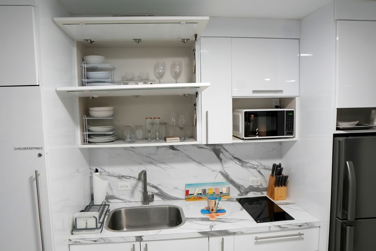 ثلاجة، ميكروويف، موقد طهي مسطح، ماكينة لصنع القهوة/الشاي