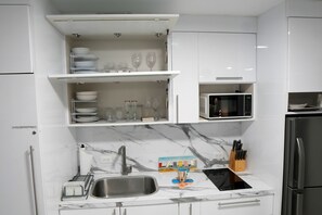 Réfrigérateur, micro-ondes, plaque de cuisson, cafetière/bouilloire