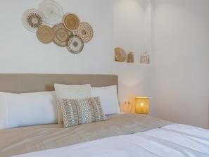 2 bedrooms, iron/ironing board, internet
