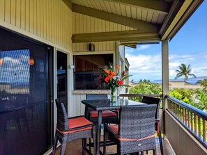 Outdoor dining - Luxury Condo in Wailea with sweeping views (Kihei)