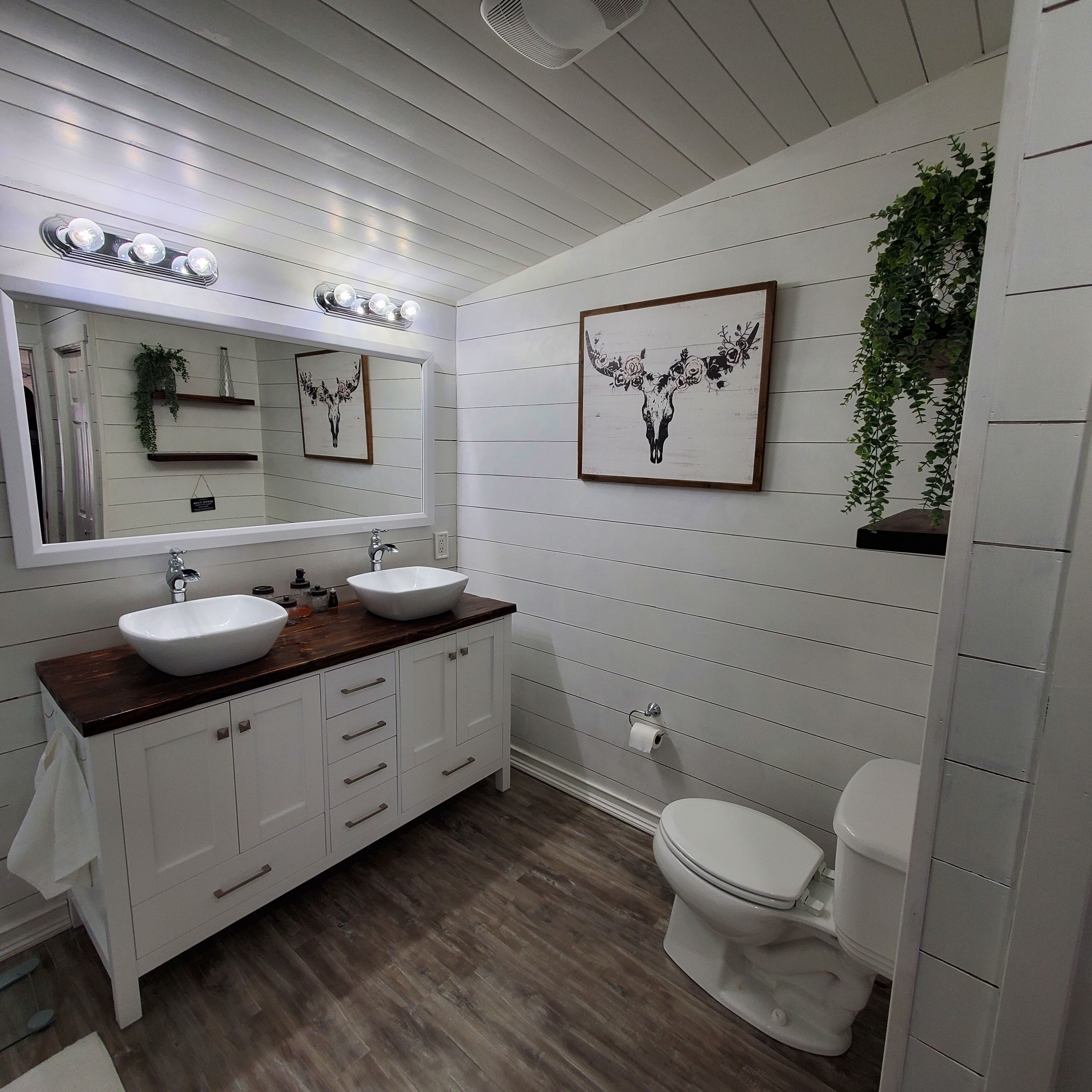Combined shower/tub, jetted tub, hair dryer, towels