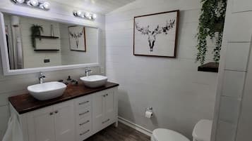 Ensemble douche/baignoire, baignoire à jets, sèche-cheveux