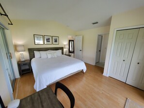 3 bedrooms, desk, iron/ironing board, free WiFi