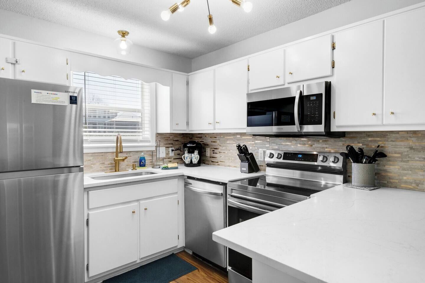 Refrigerador, microondas, horno y parrilla de estufa 