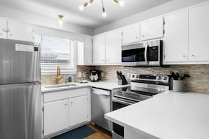 Refrigerador, microondas, horno y parrilla de estufa