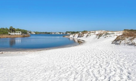 Beach nearby. 2 bd/2ba condo! ~Sleeps 5!~ Tennis courts, pickle ball and pools!