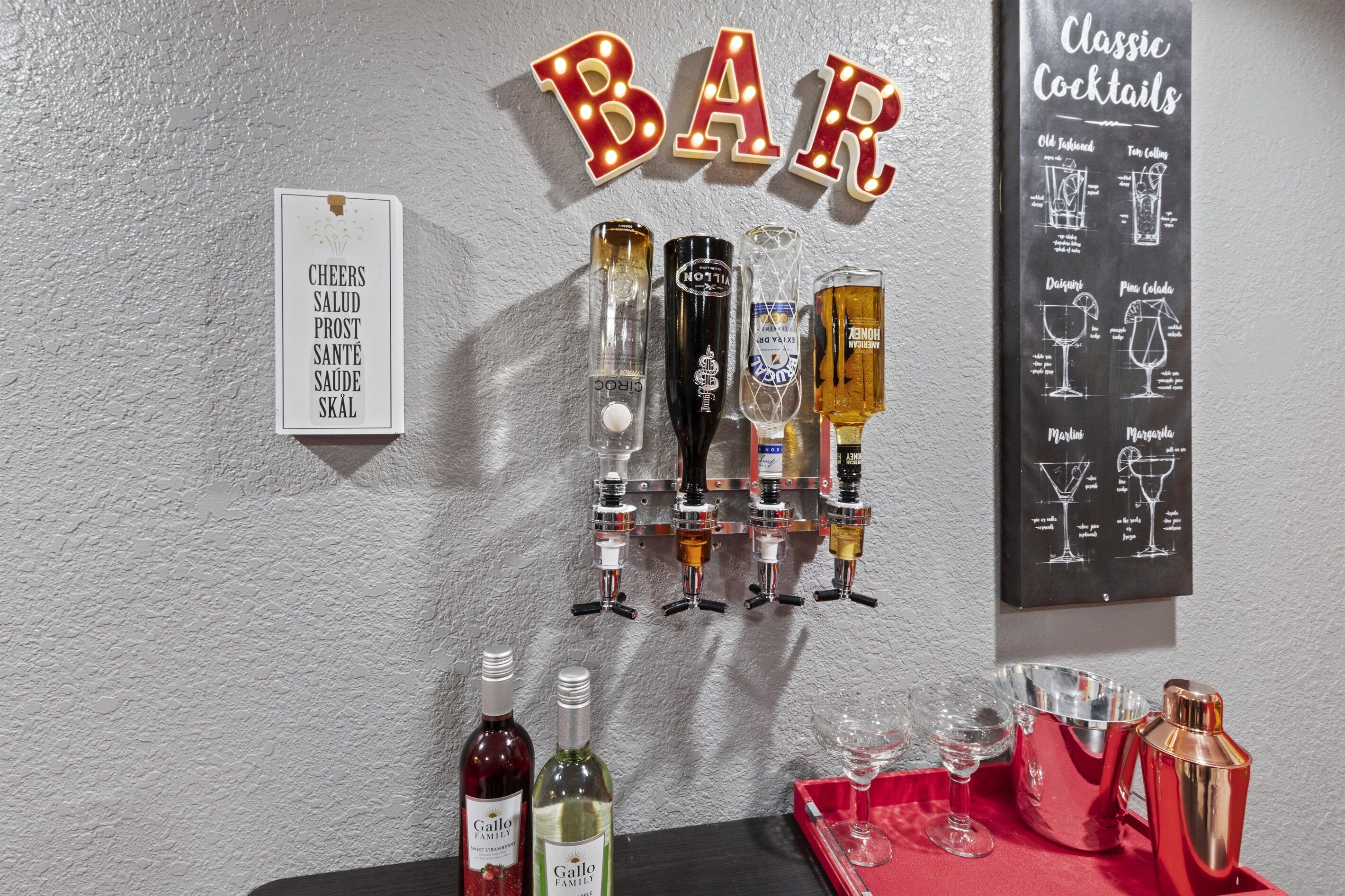 Un espace bar avec une enseigne indiquant « BAR » et une carte proposant des cocktails classiques.