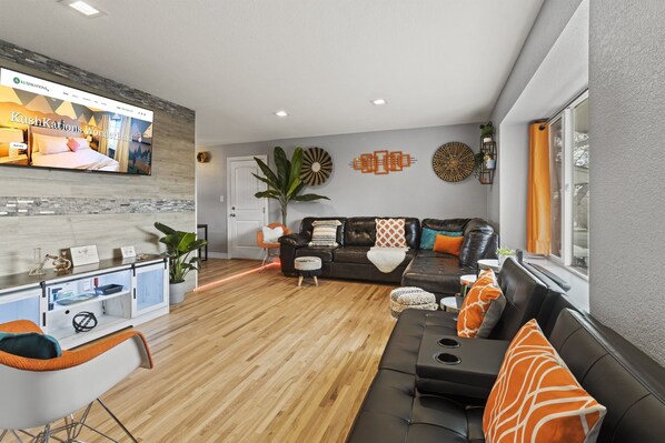 Smart TV, video games, stereo - Hottub PS5 Arcade PoolTable Theater 420Friendly (Denver)