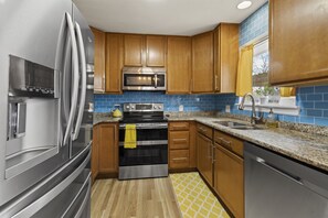 Fridge, microwave, oven, stovetop - Hottub PS5 Arcade PoolTable Theater 420Friendly (Denver)