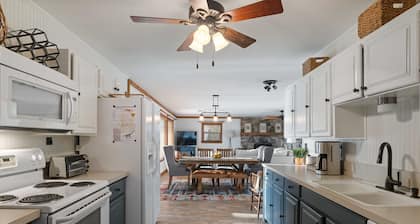 Sunsets! Lake Home w Swing at Dock. Stocked kitchen, KING Bed, Photo Opp