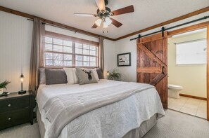 2 bedrooms, iron/ironing board, travel crib, free WiFi - Fall Special!~Lake Home w Swing at Dock. Stocked kitchen, KING Bed, Photo Opp (Granbury)