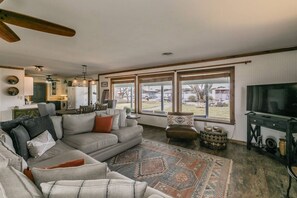 Smart TV, books - Fall Special!~Lake Home w Swing at Dock. Stocked kitchen, KING Bed, Photo Opp (Granbury)