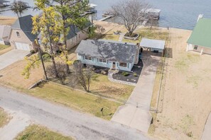 Exterior - Fall Special!~Lake Home w Swing at Dock. Stocked kitchen, KING Bed, Photo Opp (Granbury)