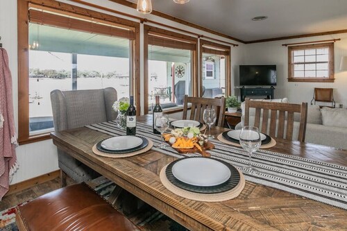 10% off March!~Entire Lake House. Dogs Welcome, Stocked Kitchen, KING Bed! 