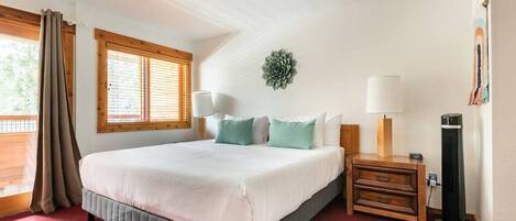 Tabla de planchar con plancha, wifi y ropa de cama