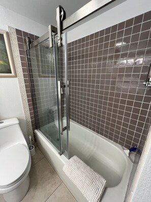 Combined shower/bathtub, hair dryer, towels, soap