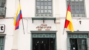 Ein Gebäude mit einem Schild mit der Aufschrift 'Alevos' und zwei Flaggen.