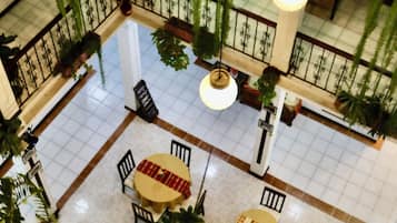 Een 32-inch plasmatelevisie met kabelzenders en televisie