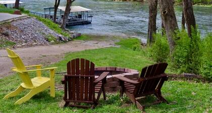 Riverside Cabin A 90FT to riversedge. Great Views of White River WIFI CABLE BBQ