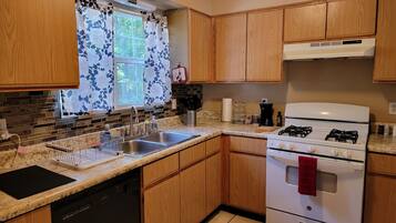 Fridge, microwave, stovetop, dishwasher