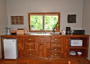 Réfrigérateur, four à micro-ondes, cafetière-théière, grille-pain
