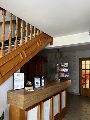 Reception - Hotel Les Montois (Ceaux)