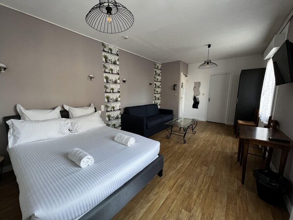 Family Room | Premium bedding, individually decorated, desk, laptop workspace - Hotel Les Montois (Ceaux)