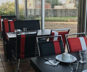 Daily buffet breakfast for a fee - Hotel Les Montois (Ceaux)