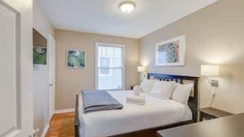 3 bedrooms, desk, iron/ironing board, WiFi