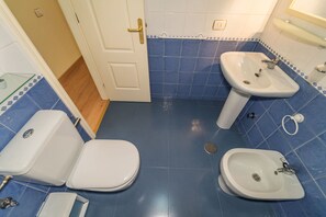 A bathroom with a toilet, bidet, and sink. - Walk 2 minutes to the Ocean (Las Galletas)